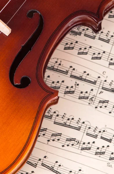 音楽の概念のシートに横たわっている古いバイオリン — ストック写真