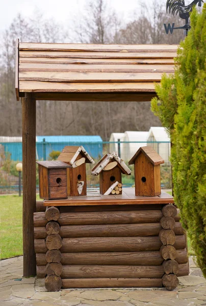 Handwerker Bastelt Ein Hölzernes Vogelhaus Mit Werkzeug Oder Gerät Und — Stockfoto