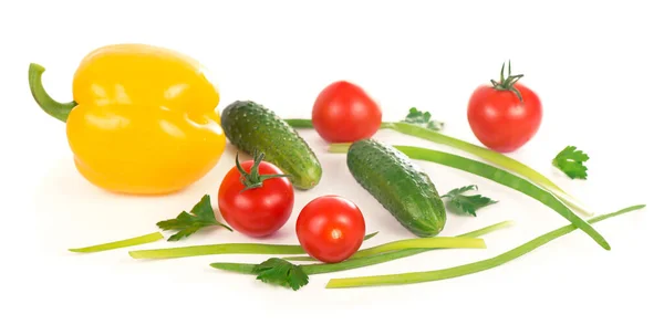 Pepinos Pimentos Tomates Cebolas Verdes Isolados Branco — Fotografia de Stock