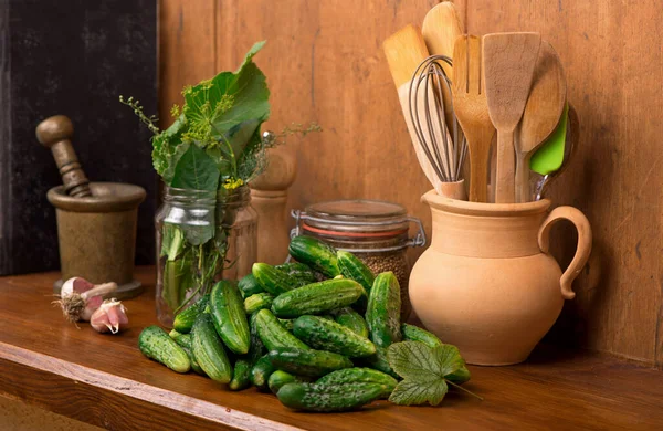 Matbakgrund Gurkor Med Vitlök Salt Dill Och Tom Glasburk För — Stockfoto