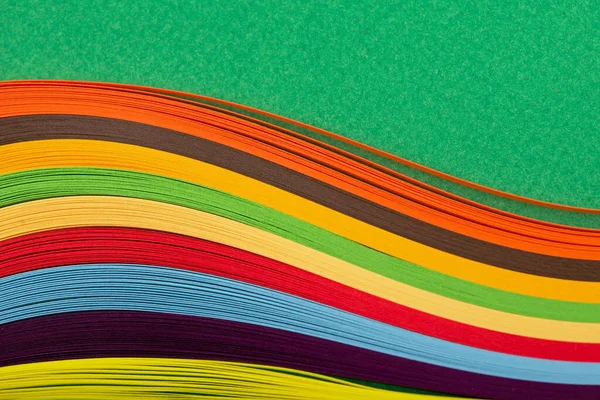 Papel Tira Arco Iris Rizado Sobre Fondo Verde —  Fotos de Stock