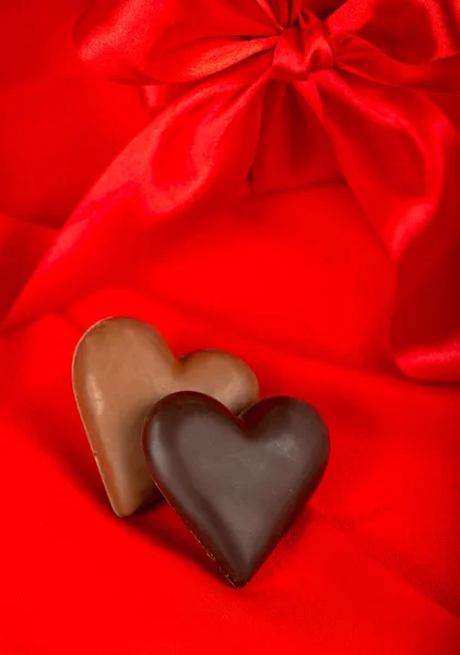 赤い背景にハートの形をしたチョコレートキャンディー — ストック写真