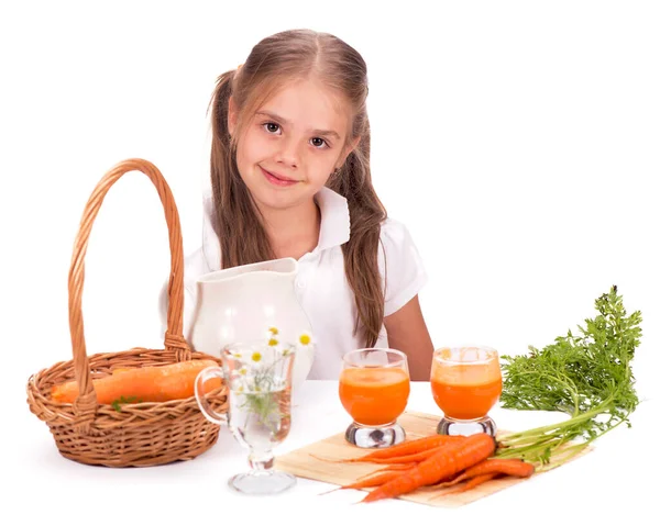 Menina e suco de cenoura isolado no fundo branco — Fotografia de Stock