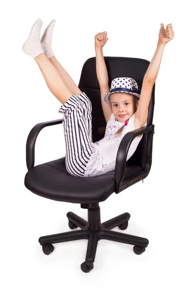 Bürostuhl Bürostuhl Bürostuhl Bürostuhl und kleine fröhliche Mädchen hob ihre Beine isoliert auf weißem Hintergrund. Moderner verstellbarer Stuhl aus schwarzem Leder. — Stockfoto