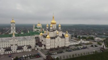 Ukrayna 'nın başkenti Novy Pochaev yakınlarındaki bir dağda Dormition Pochayiv Lavra adlı en büyük Ortodoks kilise kompleksi ve manastırına havadan bakılmıştır. Mayıs 2021