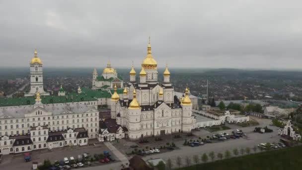 Vista aérea al complejo y monasterio ortodoxo más grande de la iglesia - La Dormición Pochayiv Lavra fue fundada en una montaña cerca de la ciudad de Novy Pochaev en 1240, Ucrania. Mayo de 2021 — Vídeo de stock