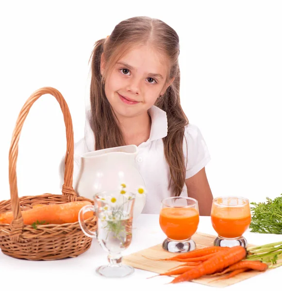 Jugo de niña y zanahoria aislado sobre fondo blanco — Foto de Stock
