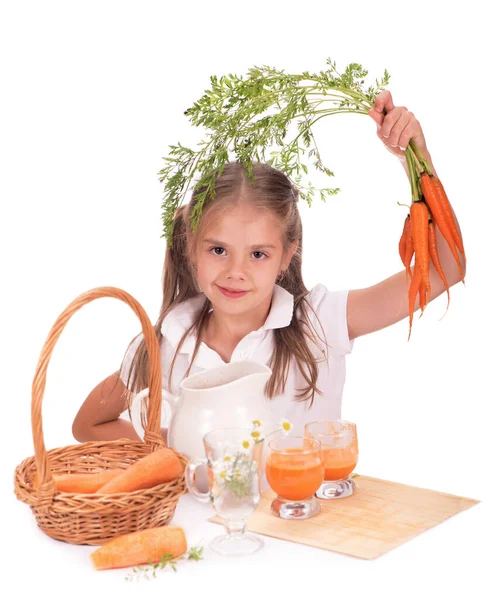 Jugo de niña y zanahoria aislado sobre fondo blanco — Foto de Stock