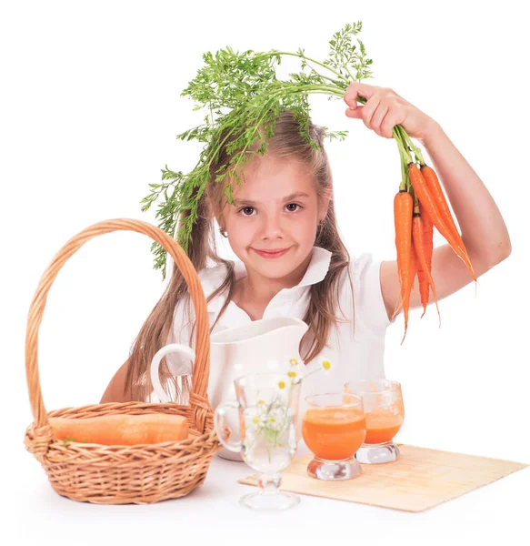 Jugo de niña y zanahoria aislado sobre fondo blanco — Foto de Stock