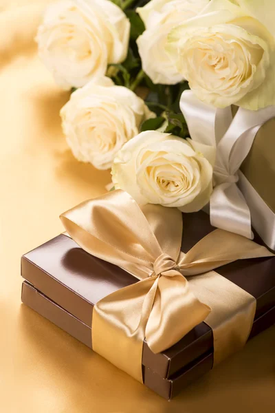 Bloemen en cadeau — Stockfoto