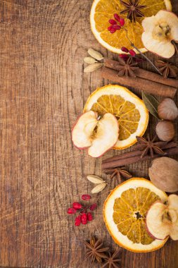 Noel baharat ve kurutulmuş portakal sliceson