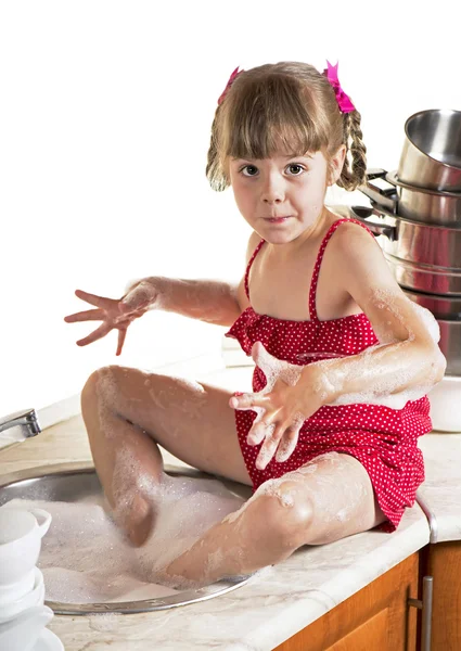 Linda chica lavando los platos — Foto de Stock