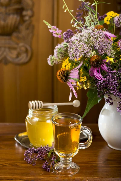 Medicinal herbs, honey, herbal tea — Stock Photo, Image