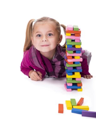 ahşap oyun oynuyor kız