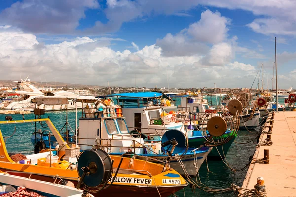 Une rangée de bateaux de pêche dans le port chypriote . — Photo