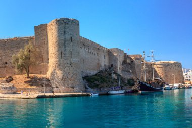 Girne, Kıbrıs'ın Ortaçağ kalesinde.