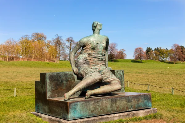 Escultura en Henry Moore en Yorkshire Sculpture Park . —  Fotos de Stock