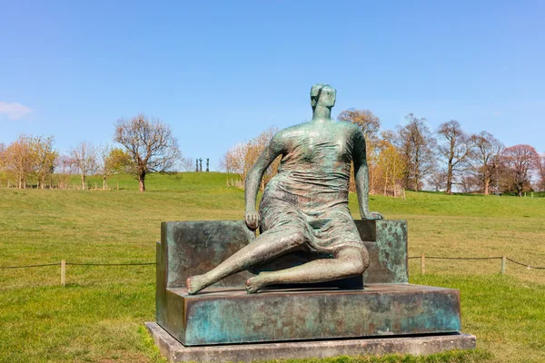 Sculptuur op de Henry Moore in Yorkshire Sculpture Park. — Stockfoto