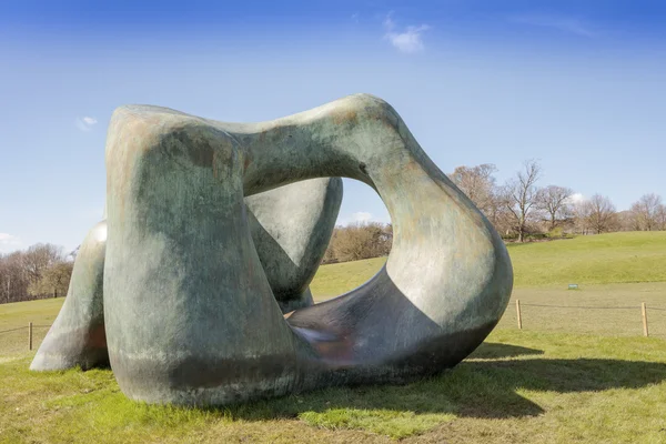 Grande escultura Henry Moore no YSP . — Fotografia de Stock