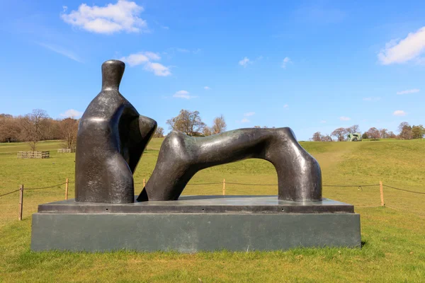 Moderne skulpturen im yorkshire sculpture park, west bretton. — Stockfoto