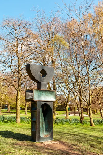 Modern skulptur i Yorkshire skulpturparken. — Stockfoto