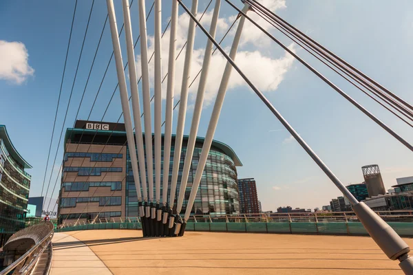 Salford, Manchester Media City yaya köprüsü. — Stok fotoğraf