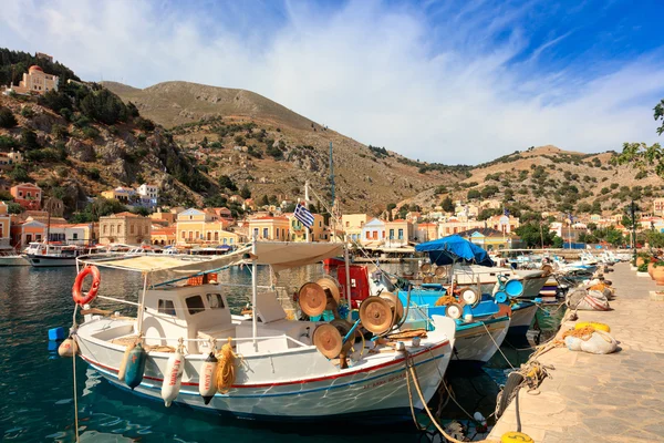 Barcos no porto de Symi ilha em Grece . — Fotografia de Stock