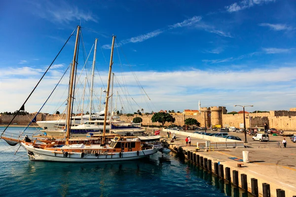 Segelbåtar i hamnen, Rhodos. — Stockfoto
