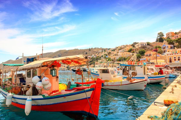 Bateaux dans le port de l'île de Symi en Grèce . — Photo