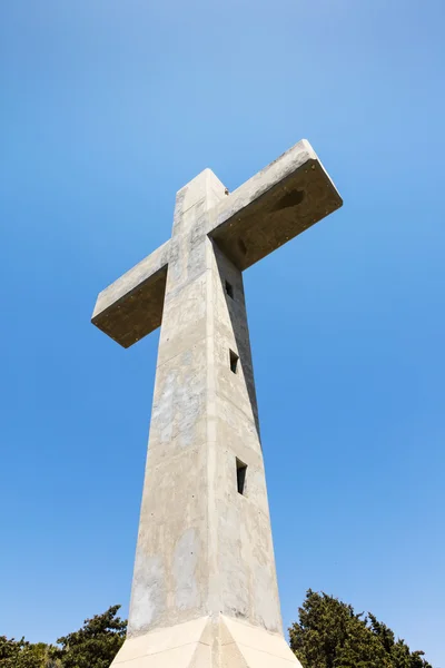 Imponente cruz de 16 metros en la montaña Filerimos . — Foto de Stock
