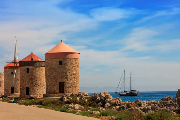 Moinhos de vento em Rhodes . — Fotografia de Stock