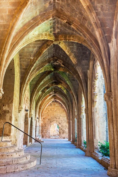 Gotische bogen in Bellapais Abbey, Noord-Cyprus. — Stockfoto