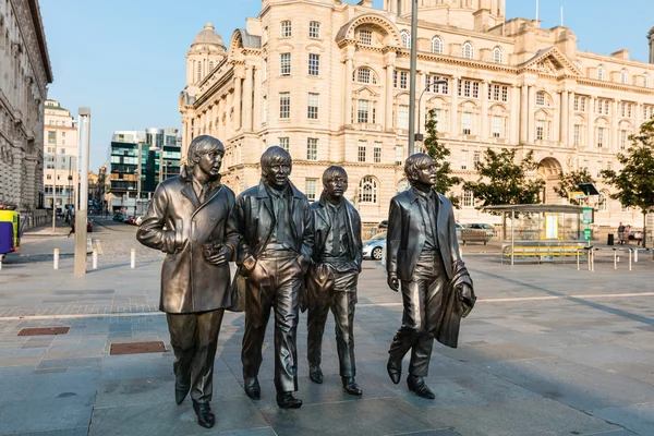 Beatles standbeeld op de waterkant van Liverpool. — Stockfoto