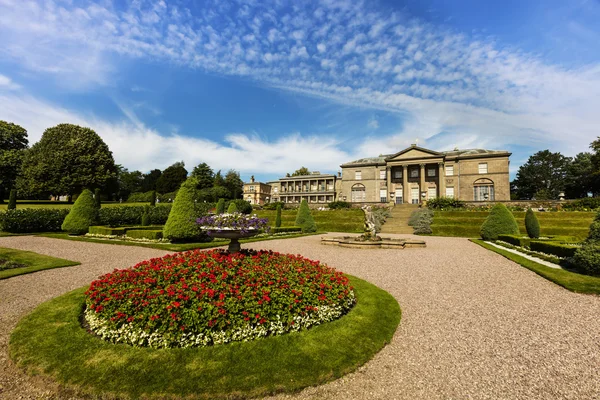 Cheshire, İngiltere'de park ve tarihi İngilizce heybetli ev. — Stok fotoğraf