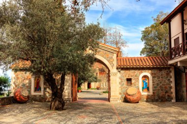 Kıbrıs'ta Machairas manastır avlusunda.