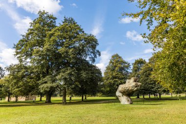 WAKEFIELD, YORKSHIRE, İngiltere - 25 Eylül 2020: Yorkshire Heykel Parkı 'nda modern sanat eserlerinin kırsal alanda sergilendiği manzara.