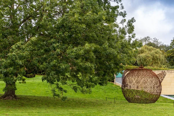 2020年9月25日 ヨークシャー彫刻公園の風景画 田園風景の中に現代美術作品が展示されています ジョアナ ヴァスコネロスの お茶の館 — ストック写真