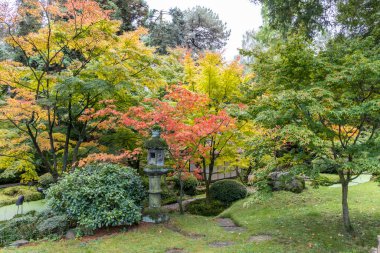 CHESHIRE, İngiltere - 14 Ekim 2020: Tatton Park, İngiltere 'de Japon Bahçesi' nin taştan fenerli manzaralı köşesi.