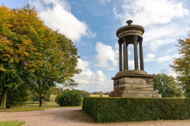 CHESHIRE, İngiltere - 14 Ekim 2020: Atina 'daki Tatton Park, Knutsford Lysicrates Tapınağı' nın kopyası.