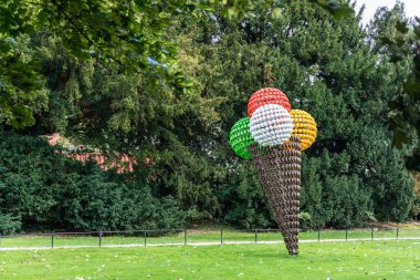 WAKEFIELD, YORKSHIRE, İngiltere - 25 Eylül 2020: Joana Vasconcelos 'un modern sanat eserlerinin yer aldığı Yorkshire Heykel Parkı' nda manzara.