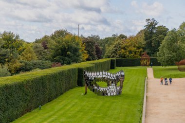 WAKEFIELD, YORKSHIRE, İngiltere - 25 Eylül 2020: Joana Vasconcelos 'un modern sanat eserlerinin yer aldığı Yorkshire Heykel Parkı' nda manzara.