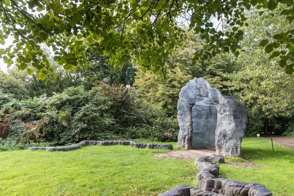 英国ニューヨーク州ウェークフィールド2020年9月25日 ウルスラ フォン リンディスヴァール ダムスキーによる現代彫刻によるヨークシャー彫刻公園の風景 — ストック写真