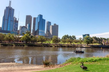MELBOURNE, AUSTRALYA - 23 Mart 2019: Yarra Nehri, Melbourne, Victoria, Avustralya kıyılarındaki modern binalar.