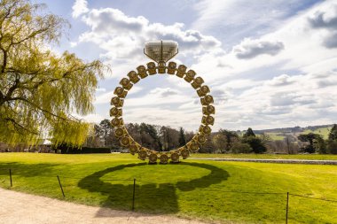 WAKEFIELD, YORKSHIRE, İngiltere - 13 Nisan 2021: Joana Vasconcelos 'un 2018 tarihli modern sanat eseri Solitrio Solitaire ile Yorkshire Heykel Parkı' nda manzara.