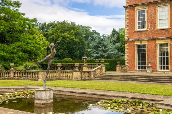 2021年6月24日 英国北约克郡的一座十八世纪乡间别墅 纽比厅 Newby Hall 的莉莉池塘里 装饰着艺术青铜雕塑 — 图库照片