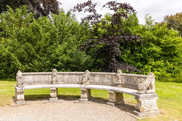 公園内のヴィンテージ彫刻石庭ベンチ — ストック写真