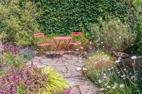 Quiet Flagged Garden Corner Red Painted Metal Small Garden Table — Stock Photo, Image