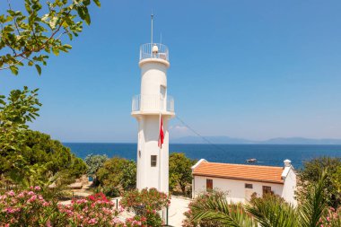 Kusadasi, Türkiye - 6 Haziran 2019: Kusadasi, Türkiye 'deki Güvercin Adası Deniz feneri manzarası.