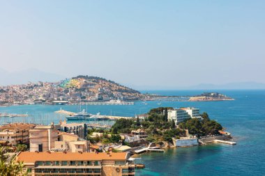 Kusadasi, Türkiye - 6 Haziran 2019: Türkiye 'nin Ege kıyısında büyük bir tatil beldesi Kusadasi manzarası.