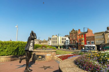 Morecambe, İngiltere - 20 Temmuz 2021: Lancashire kasabası Morecambe 'de ünlü İngiliz komedyen Eric Morecambe' nin bronz heykeli.